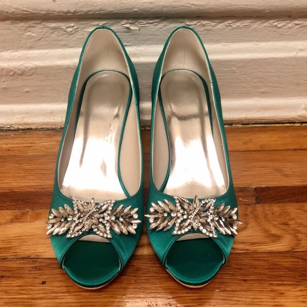 Paris wish peep toe emerald green shoe with brooch